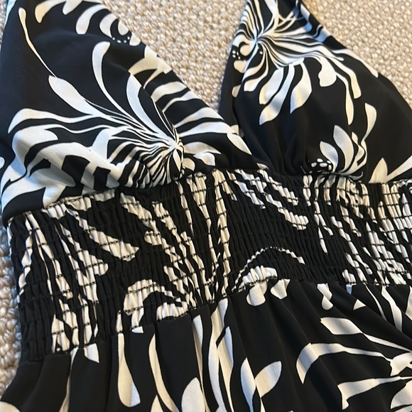 Stretchy halter dress great to wear to the beach - Picture 2 of 4